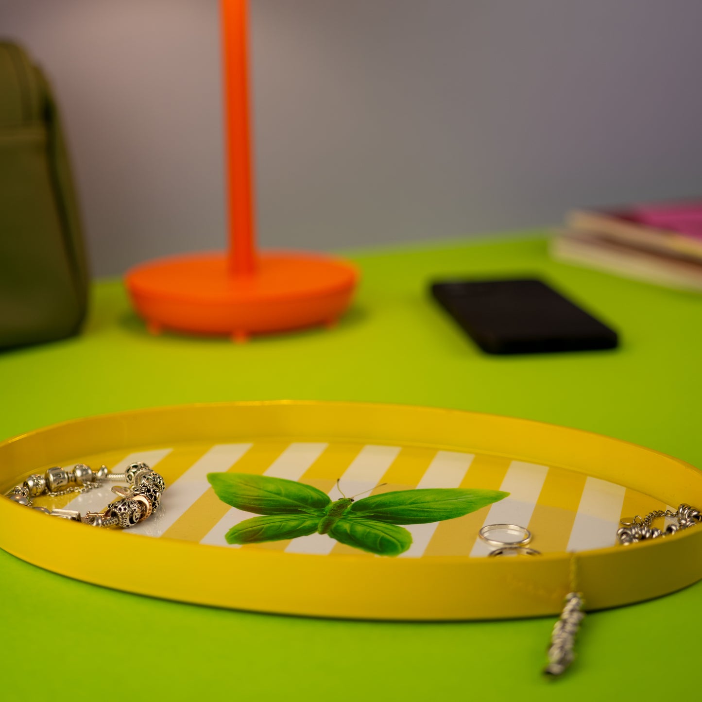 Vassoio svuota tasche ovale con fondo colorato