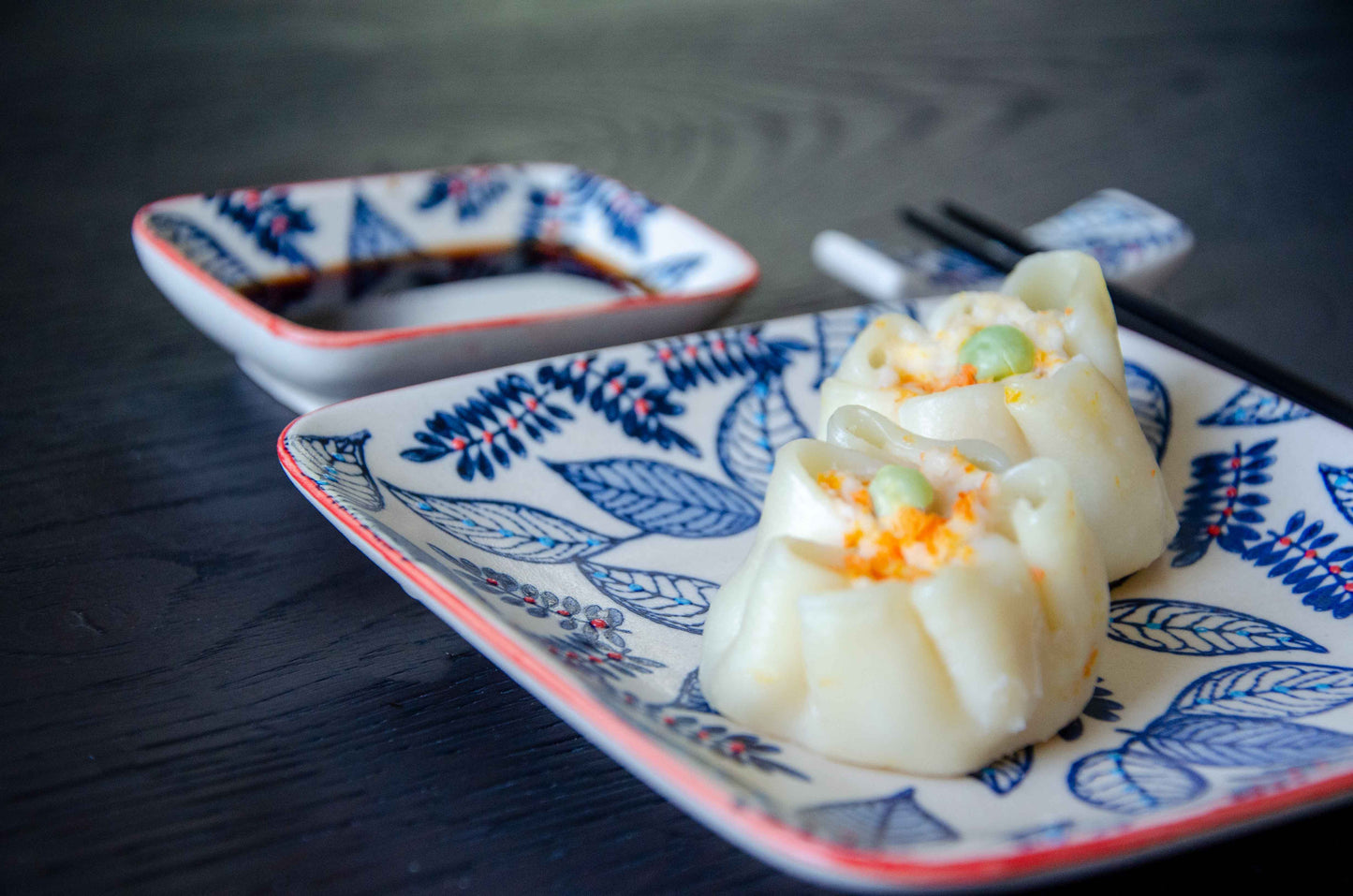 Set 2 piattini + 2 ciotoline + bacchette e poggia bacchette Pechino