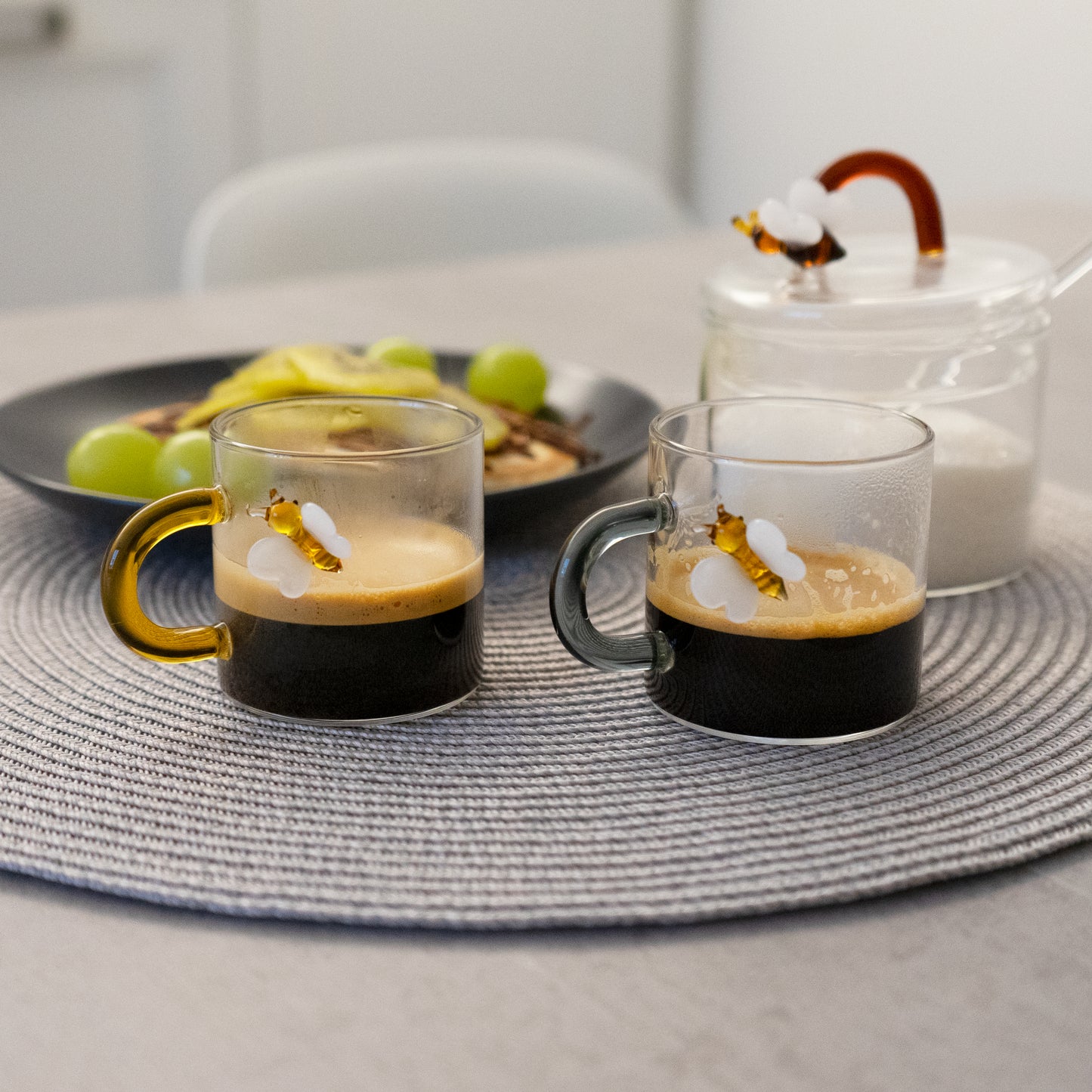 Set 2 tazzine in vetro con manico colorato e decoro