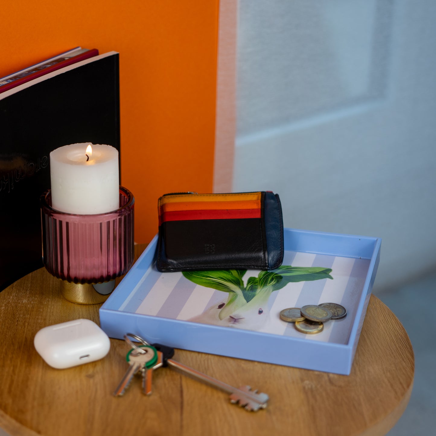 Vassoi svuota tasche con fondo colorato