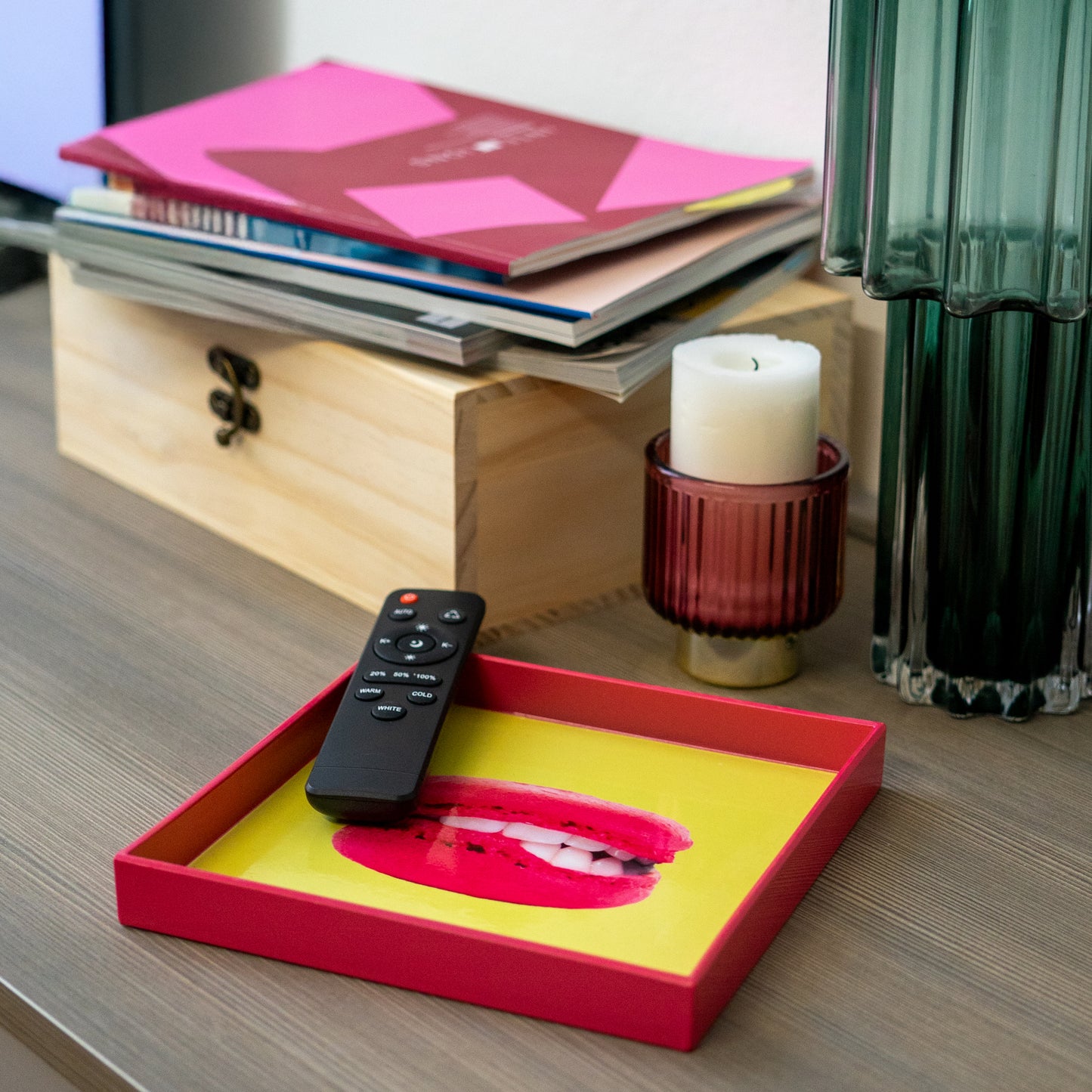 Vassoi svuota tasche con fondo colorato